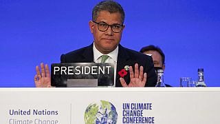 El presidente de la COP26 pide disculpas con la voz entrecortada por la emoción