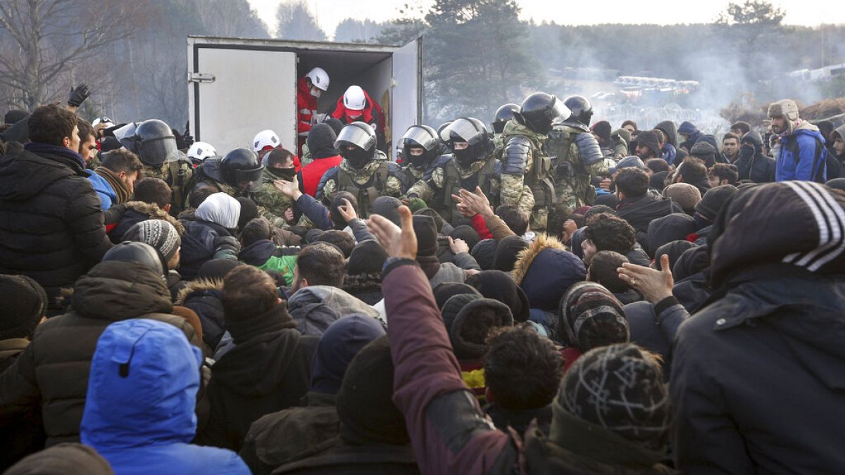 Miles de migrantes piden ayuda en la frontera entre Bielorrusia y Polonia