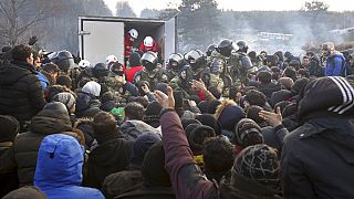 Miles de migrantes piden ayuda en la frontera entre Bielorrusia y Polonia