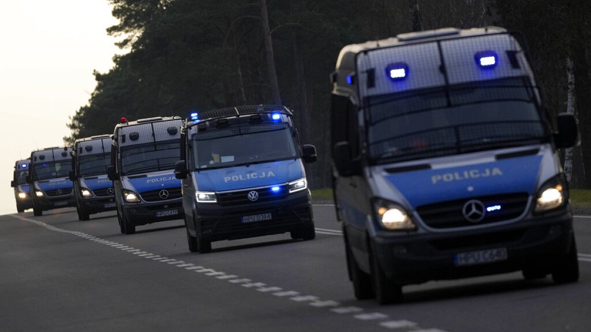 Οχήματα της πολωνικής αστυνομίας σπεύδουν στη μεθόριο