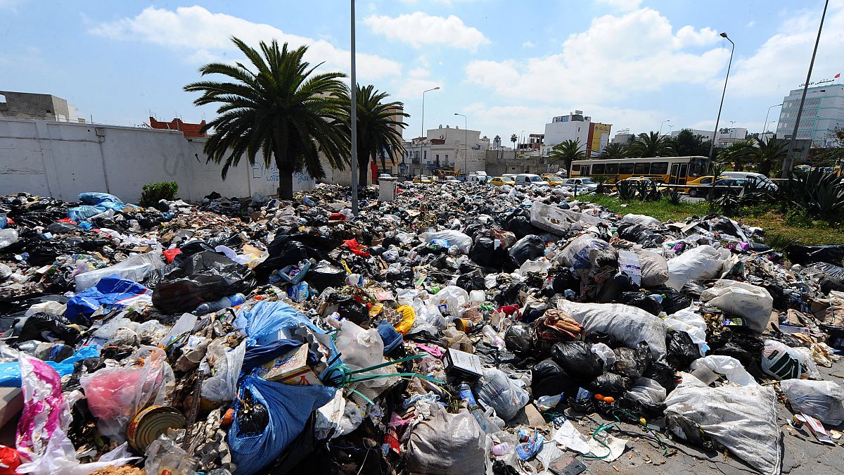أكوام القمامة في أحد شوارع تونس العاصمة ، في 11 نيسان/ أبريل 2011.