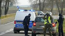 تحكم ضباط الشرطة والجيش البولنديون في السيارات بالقرب من الحدود البولندية البيلاروسية، التي تم إغلاقها بسبب مجموعة كبيرة من المهاجرين، في سوكولكا، بولندا، السبت 13 نوفمبر 2021