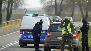 تحكم ضباط الشرطة والجيش البولنديون في السيارات بالقرب من الحدود البولندية البيلاروسية، التي تم إغلاقها بسبب مجموعة كبيرة من المهاجرين، في سوكولكا، بولندا، السبت 13 نوفمبر 2021