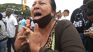 Familiar llora ante la prisión de Guayaquil