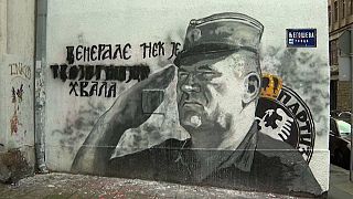 Protesta contra un mural de Mladic en Belgrado
