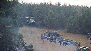 Ein polnischer Militärhubschrauber landet am 12. November an der Grenze zu Belarus