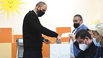 Un prêtre orthodoxe faisant son devoir électoral dans la banlieue de Sofia