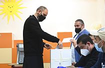 Ein orthodoxer Priester gibt seine Stimmzettel in Bankya ab, einem Vorort von Sofia