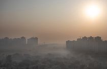 Hajnali köd és szmog Új-Delhi felett (illusztráció)