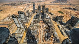 مشهد أعمال البناء الجارية في "حي الأعمال والتمويل" بمشروع "العاصمة الإدارية الجديدة" العملاق في مصر. 2021/08/03
