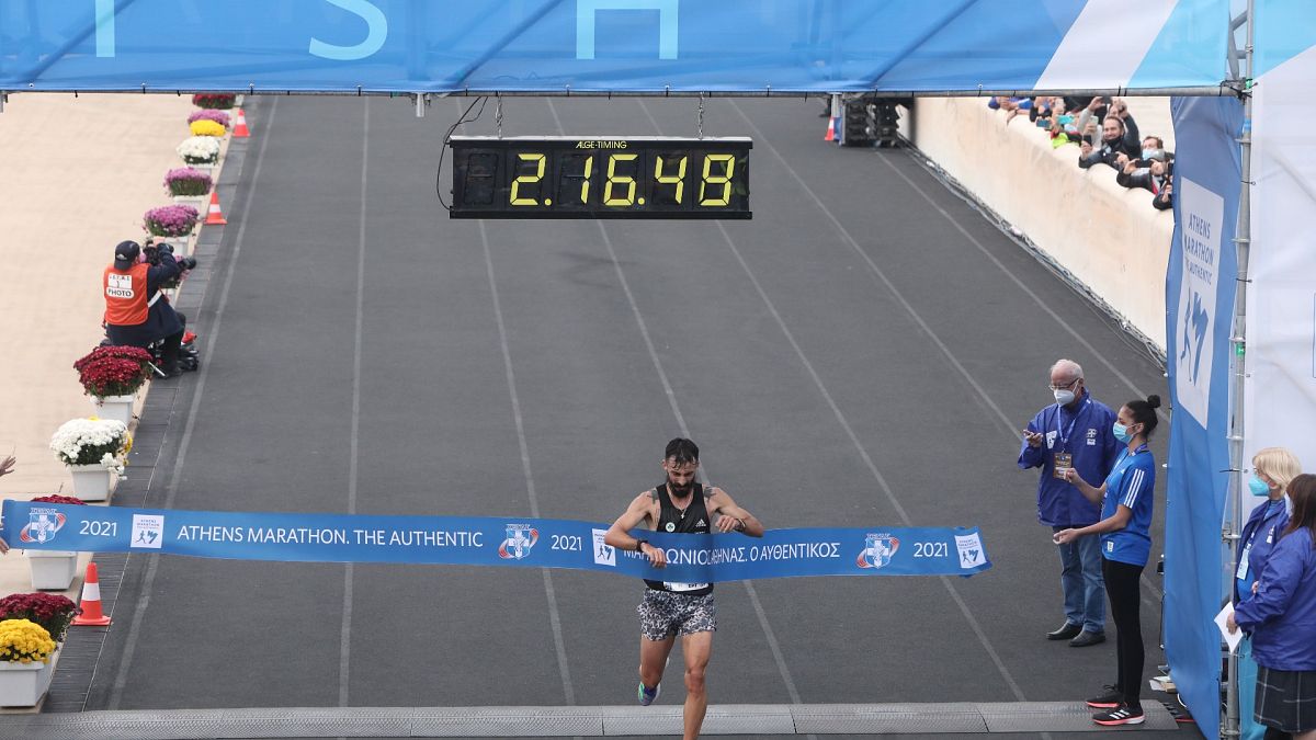 Ο Κώστας Γκελαούζος τερματίζει πρώτος στον 38ο Αυθεντικό Μαραθώνιο Αθήνας