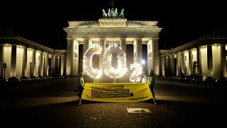 أحرف لثاني أكسيد الكربون مضاءة أمام بوابة براندنبورغ ضد تغير المناخ في برلين، ألمانيا 