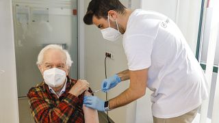 Homem a ser vacinado em Viena, Áustria