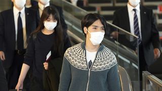الأميرة اليابانية السابقة ماكو تغادر مع زوجها كي كومورو لنيويورك، المطار الدولي في طوكيو.