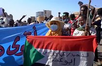 Éles lőszert és könnygázt vetettek be a szudáni tüntetők ellen