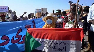 شاهد: تواصل الاحتجاجات في الخرطوم والسلطات تطلق الرصاص الحي