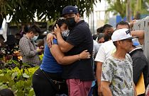 Des familles s’enlacent devant la morgue dans l'attente de nouvelles de leurs proches détenus au pénitencier de Guayaquil, en Équateur, dimanche 14 novembre 2021.