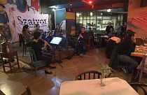 Membri della Budapest Festival Orchestra in un pub della capitale ungherese