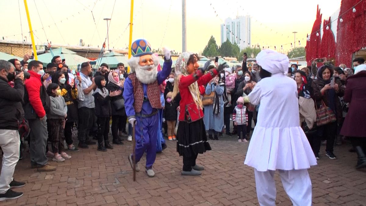 شاهد: إيرانيون يحتفلون بمهرجان الرمان في طهران