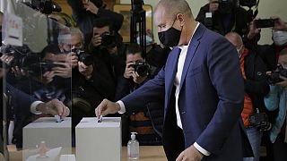 Rumen Radev elnök leadja szavazatát Szófiában 2021. november 14-én, vasárnap.