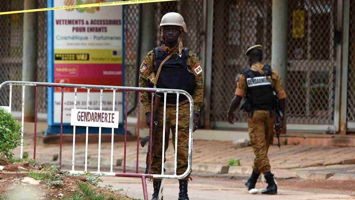 حالة تأهب عند حاجز بالقرب من موقع هجوم إرهابي في واغادوغو، بوركينا فاسو، 15 أغسطس 2017