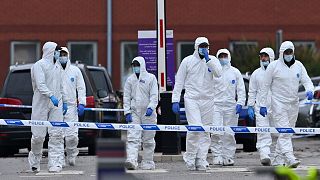 Membres de la police scientifique sur les lieux où a explosé un taxi à Liverpool, le 15 novembre 2021