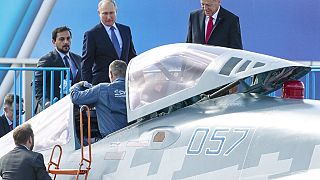Βλαντιμίρ Πούτιν και Ρετζέπ Ταγίπ Ερντογάν επιθεωρούν μαχητικό Σουχόι πέμπτης γενιάς σε έκθεση αεροναυπηγικής στη Μόσχα το 2019