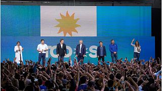تحالف يسار الوسط بزعامة الرئيس الأرجنتيني ألبرتو فرنانديز 