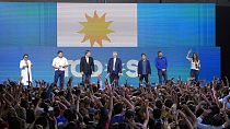 Ο πρόεδρος Αλμπέρτο Φερνάντεζ με υπόψήφιους του κυβερνητικού συνασπισμού σε εκδήλωση μετά την ολοκλήρωση των ενδιάμεσων εκλογών στην Αργεντινή