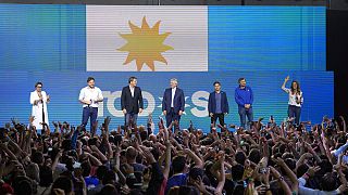 Ο πρόεδρος Αλμπέρτο Φερνάντεζ με υπόψήφιους του κυβερνητικού συνασπισμού σε εκδήλωση μετά την ολοκλήρωση των ενδιάμεσων εκλογών στην Αργεντινή