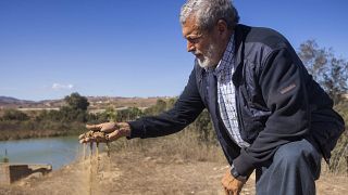 L'écologiste Mohamed Benata montre la terre stérile à l'embouchure de la Moulouya, au nord-est du Maroc