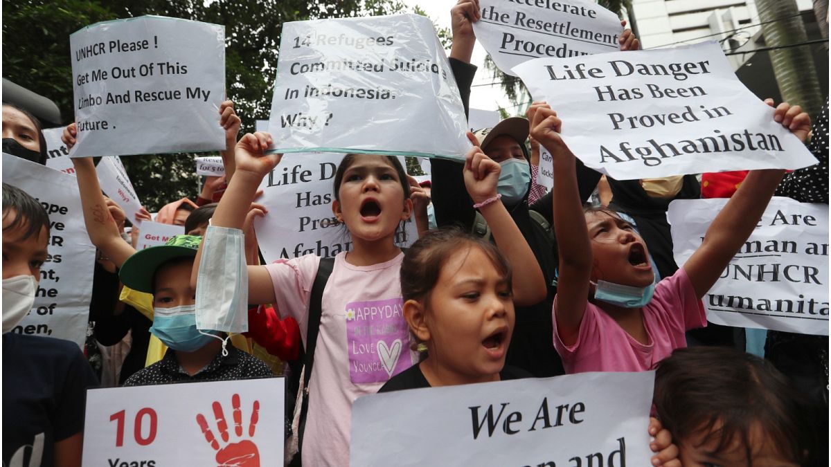 لاجئون أفغان يتظاهرون أمام مكتب المفوضية السامية للأمم المتحدة لشؤون اللاجئين في أندونيسيا