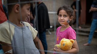 طفلة عراقية في مخيم للاجئين في قرية بالقرب من جنوب فيلنيوس، ليتوانيا.