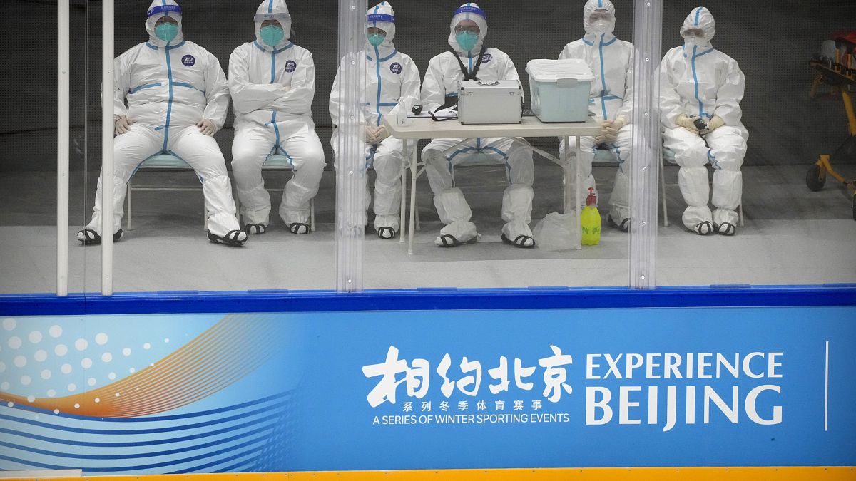 فريق طبي يقوم باختبار كوفيد-19 للاعبي الهوكي في الاستاد الوطني الداخلي في بكين، الصين