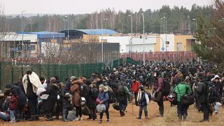 مهاجرون متجمعون على الحدود البيلاروسية البولندية بالقرب من المعبر الحدودي البولندي في كوزنيكا في 15 نوفمبر 2021