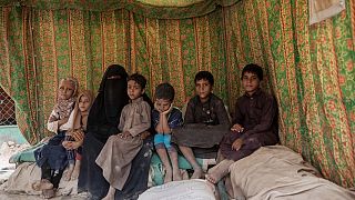 نازحة برفقة أطفالها بالقرب من مخيم السويداء للنازحين في ضواحي مأرب، اليمن.