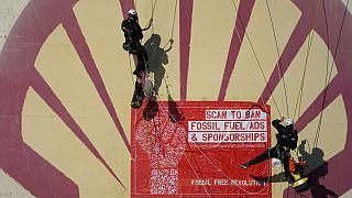 Des activistes de Greenpeace manifestent devant une raffinerie Shell à Rotterdam, aux Pays-Bas, le lundi 4 octobre 2021.