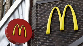 شعار لمطاعم "ماكدونالدز" في وسط مدينة بيتسبرغ، الولايات المتحدة الأمريكية.