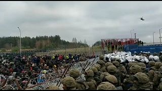 مقطع نشرته وزارة الدفاع البولندية يظهر مهاجرين على الحدود بين بيلاروس وبولندا