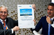 Christian Scherer e Guillaume Faury, da Airbus, com a encomenda da ALC