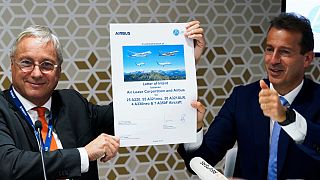 Christian Scherer e Guillaume Faury, da Airbus, com a encomenda da ALC