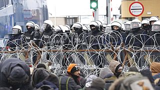 Πολωνική αστυνομία και μετανάστες στα σύνορα με Λευκορωσία