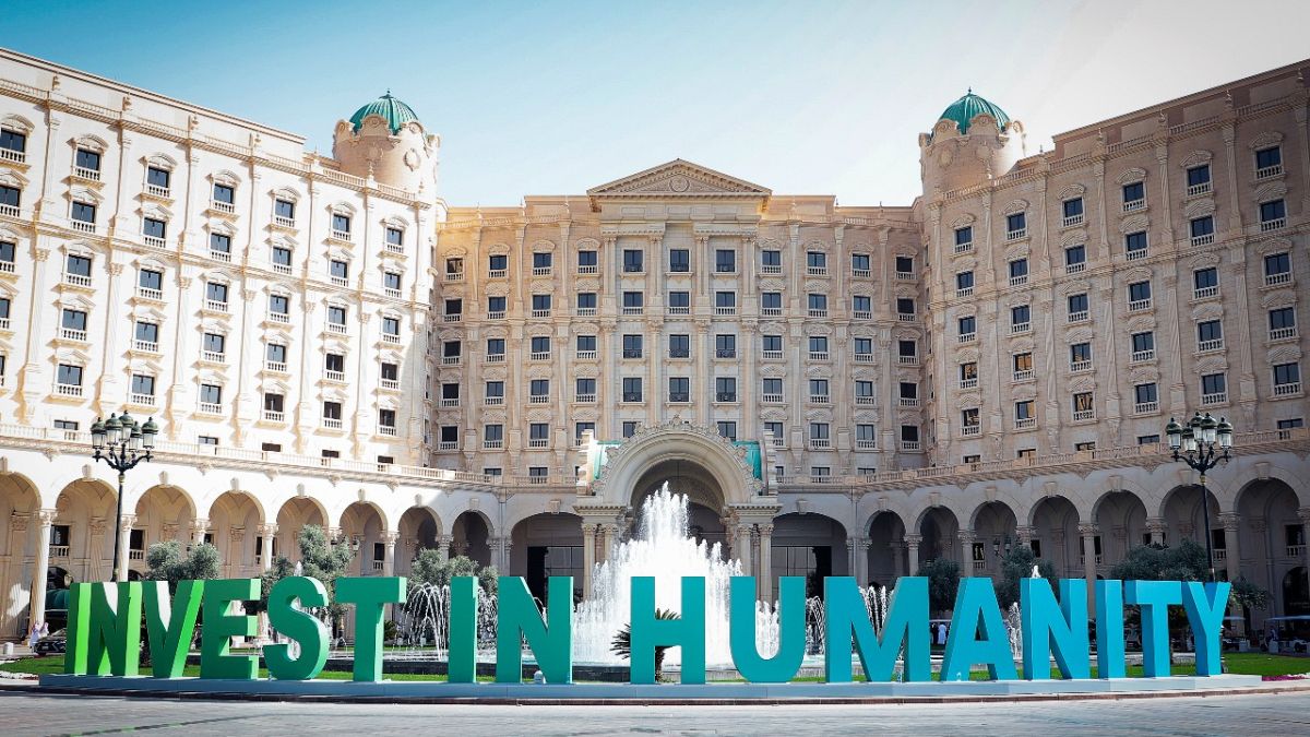 شعار " استثمر في الإنسانية" تم وضعه خارج فندق ريتز كارلتون في الرياض، المملكة العربية السعودية.