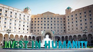 شعار " استثمر في الإنسانية" تم وضعه خارج فندق ريتز كارلتون في الرياض، المملكة العربية السعودية.