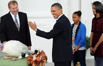 Barack Obama volt amerikai elnök (középen) megkegyelmez egy hálaadásnapi pulykának egy néhány évvel ezelőtti ünnepségen - képünk illusztráció