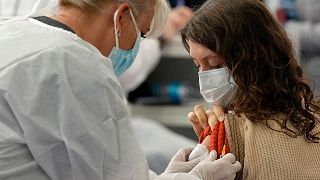 یک زن روسی در حال دریافت واکسن جانسون اند جانسون در زاگرب