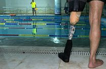 رياضيون فلسطينيون مبتوري الأطراف يشقون طريقهم بنجاح في عالم السباحة