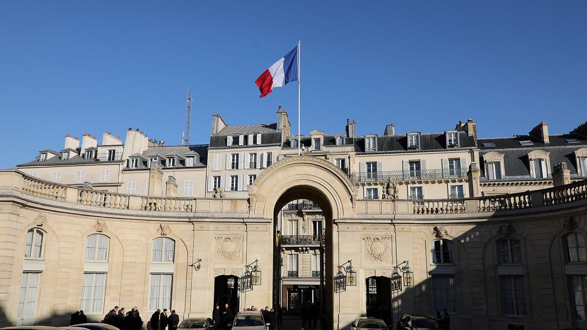 العلم الفرنسي يرفرف في قصر الإليزيه في باريس ، 12 ديسمبر 2018.