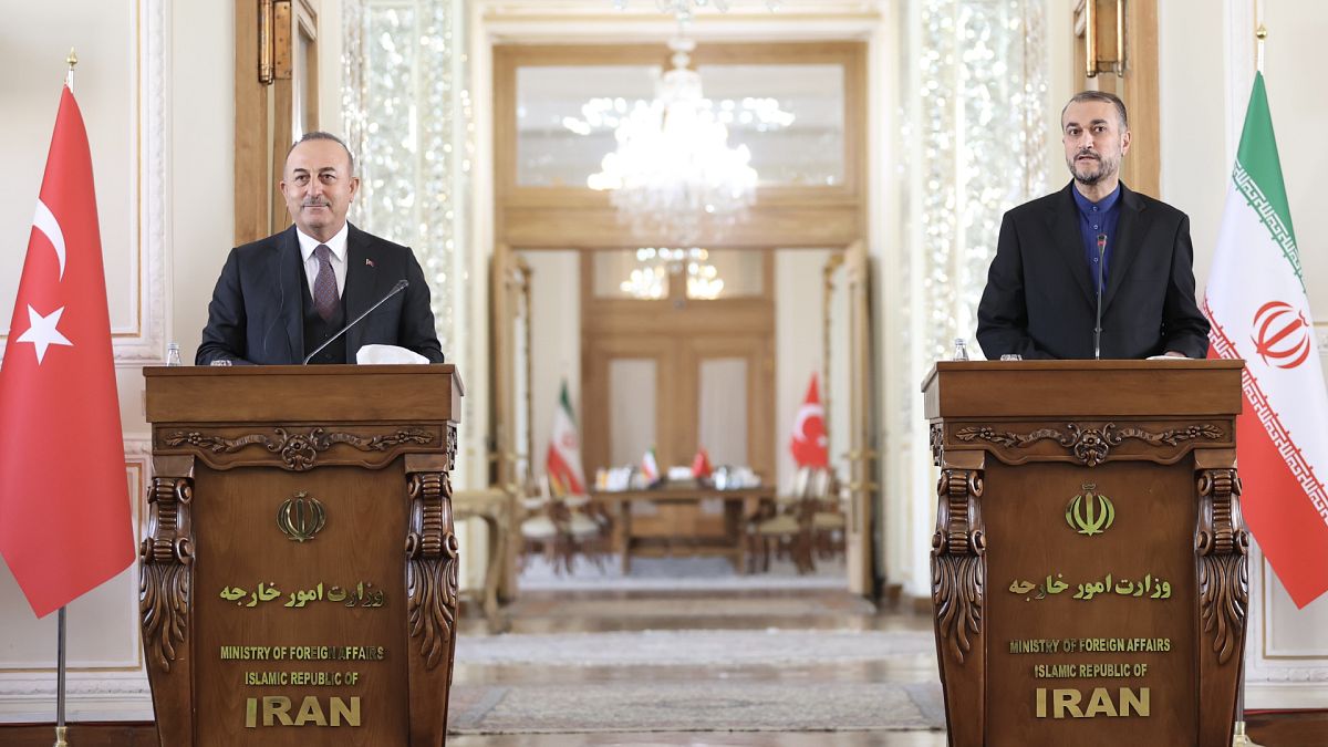 Dışişleri Bakanı Mevlüt Çavuşoğlu (solda), resmi temaslarda bulunmak üzere geldiği İran’da İran Dışişleri Bakanı Hüseyin Emir Abdullahiyan (sağda) ile görüştü
