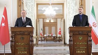 Dışişleri Bakanı Mevlüt Çavuşoğlu (solda), resmi temaslarda bulunmak üzere geldiği İran’da İran Dışişleri Bakanı Hüseyin Emir Abdullahiyan (sağda) ile görüştü